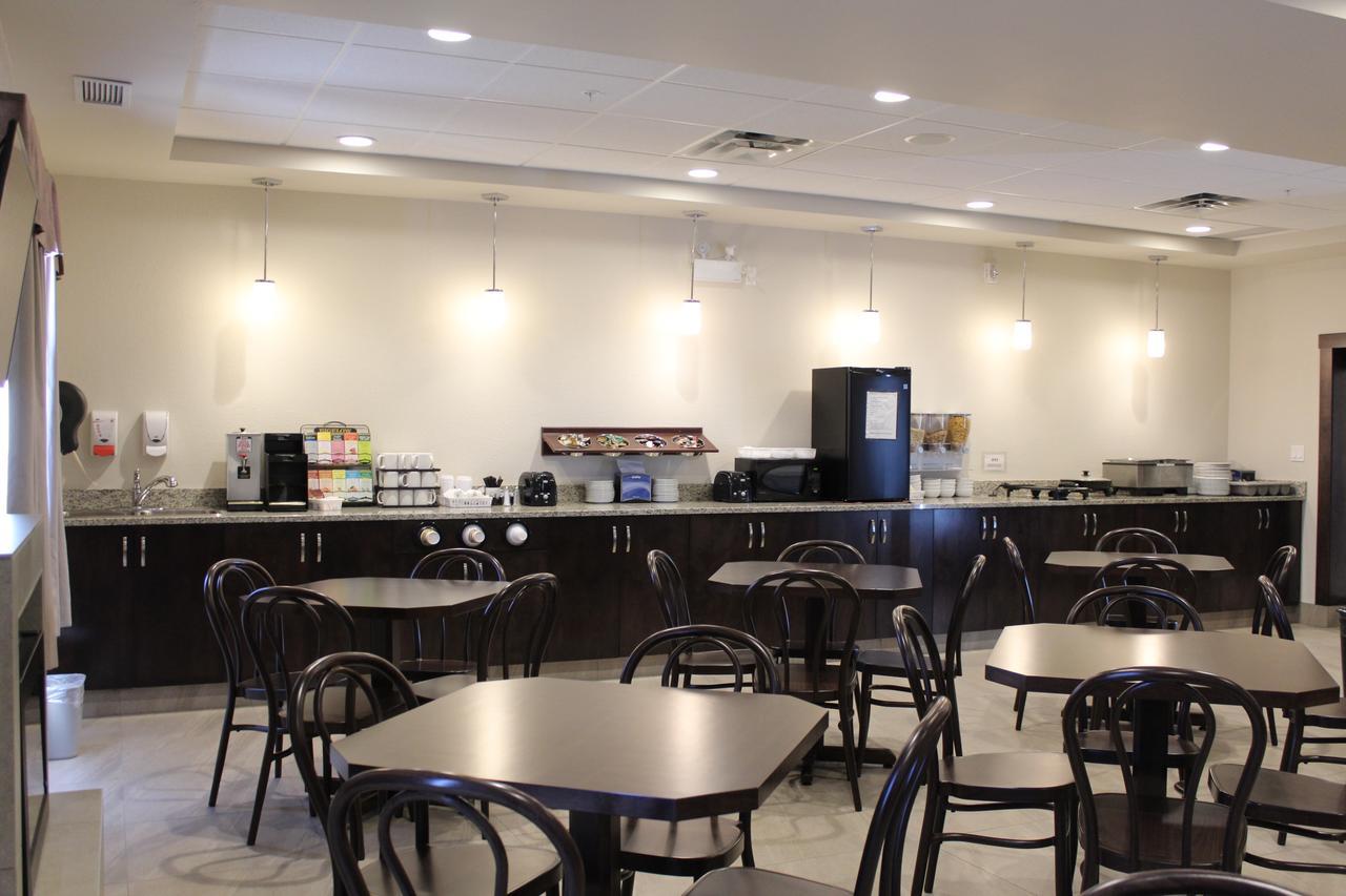 Prairie Moon Inn & Suites Macklin Esterno foto