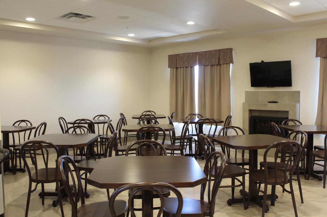 Prairie Moon Inn & Suites Macklin Esterno foto