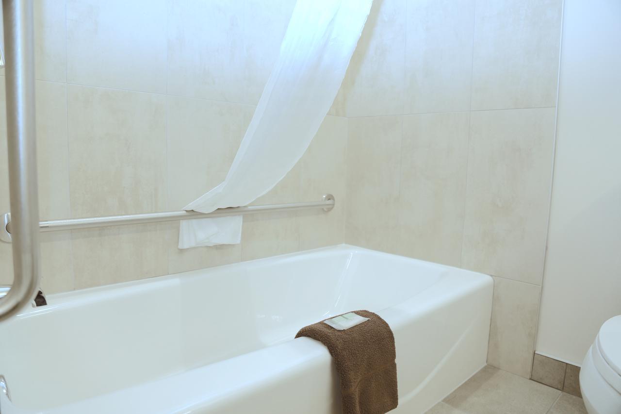 Prairie Moon Inn & Suites Macklin Esterno foto